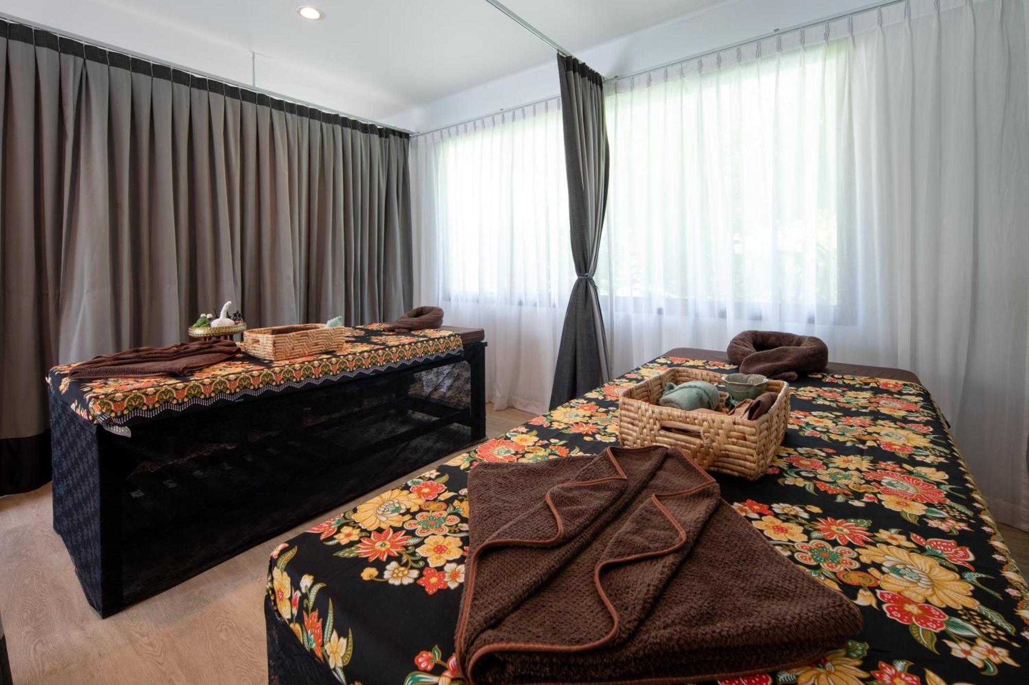 Craft Resort & Villas, Phuket Town מראה חיצוני תמונה Thai massage beds