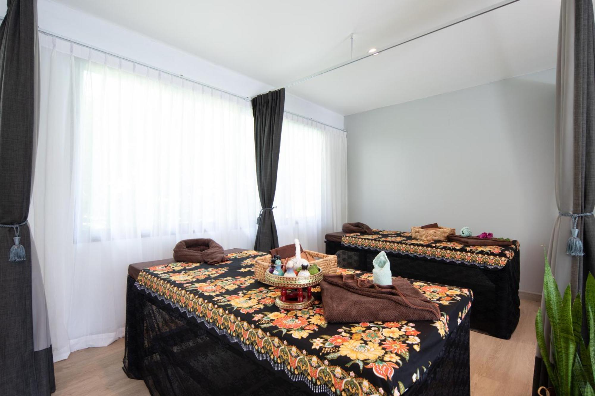 Craft Resort & Villas, Phuket Town מראה חיצוני תמונה Thai massage beds