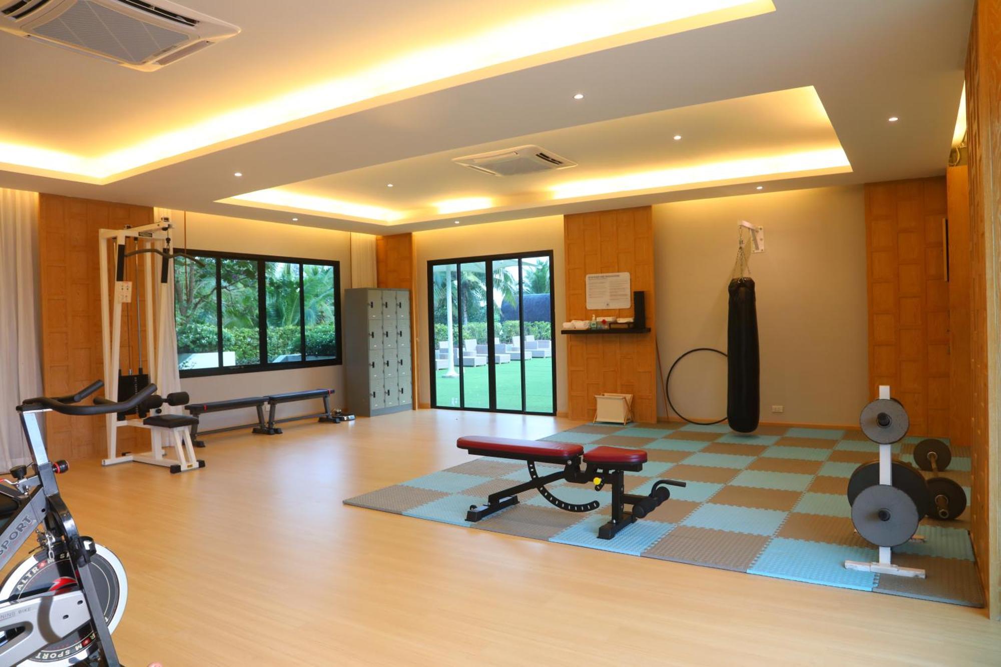 Craft Resort & Villas, Phuket Town מראה חיצוני תמונה A gym at a condominium in Thailand